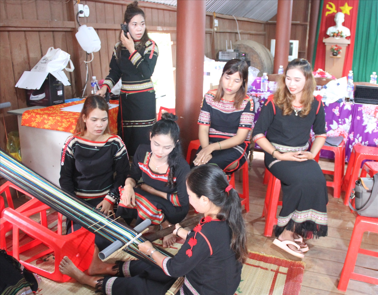 Học viên trình diễn dệt thổ cẩm tại nhà văn hóa cộng đồng buôn Drai Hling