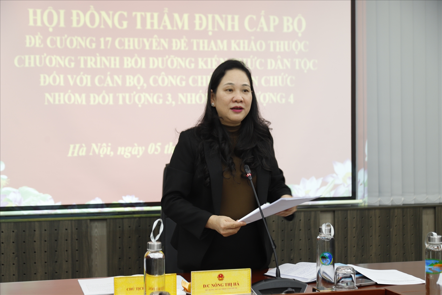 Thứ trưởng, Phó Chủ nhiệm UBDT Nông Thị Hà chủ trì cuộc họp