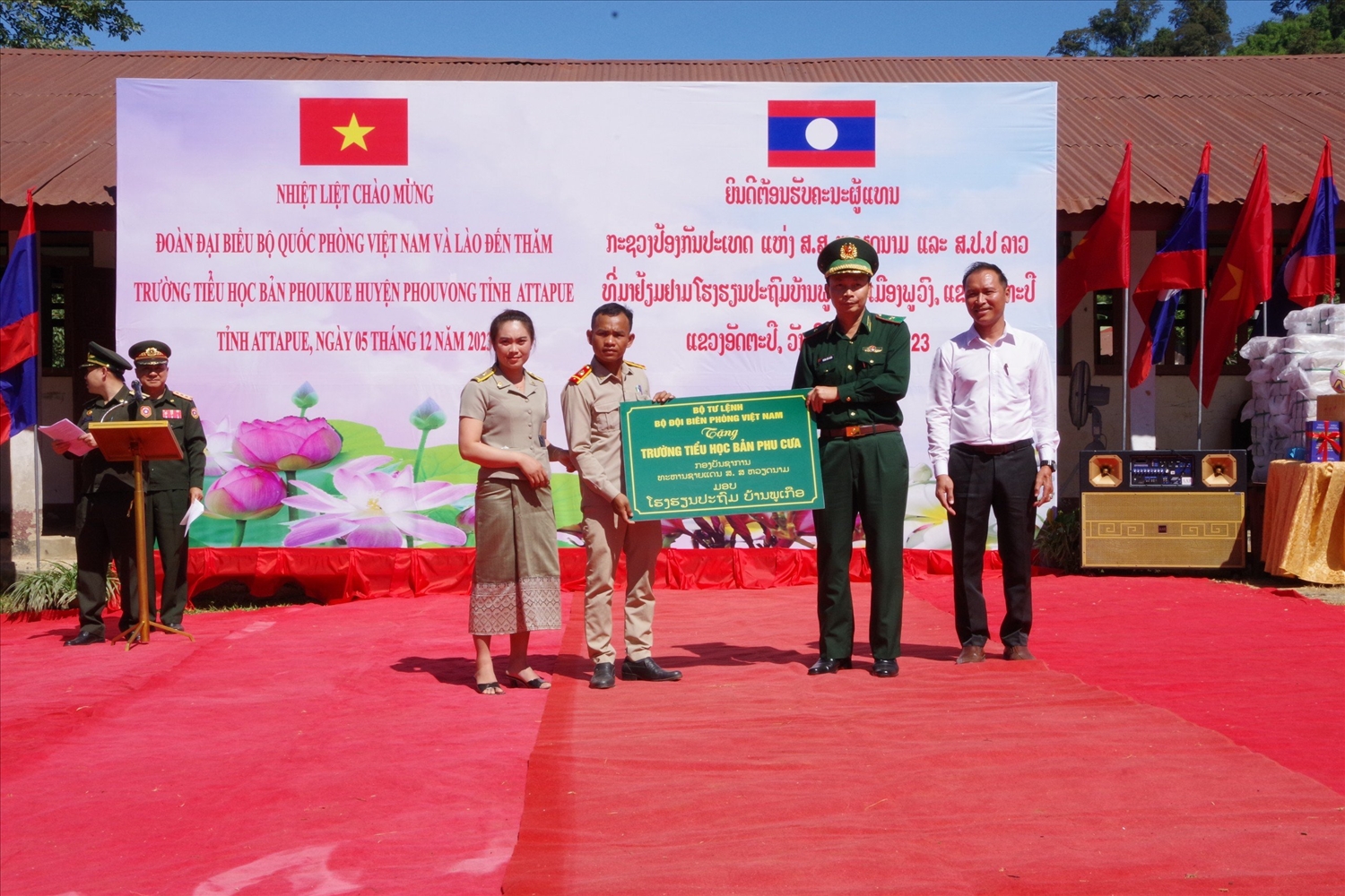 Bộ Tư lệnh BĐBP tặng quà cho trường Tiểu học Bản Phu cưa, huyện Phu Vông, tỉnh Attapư