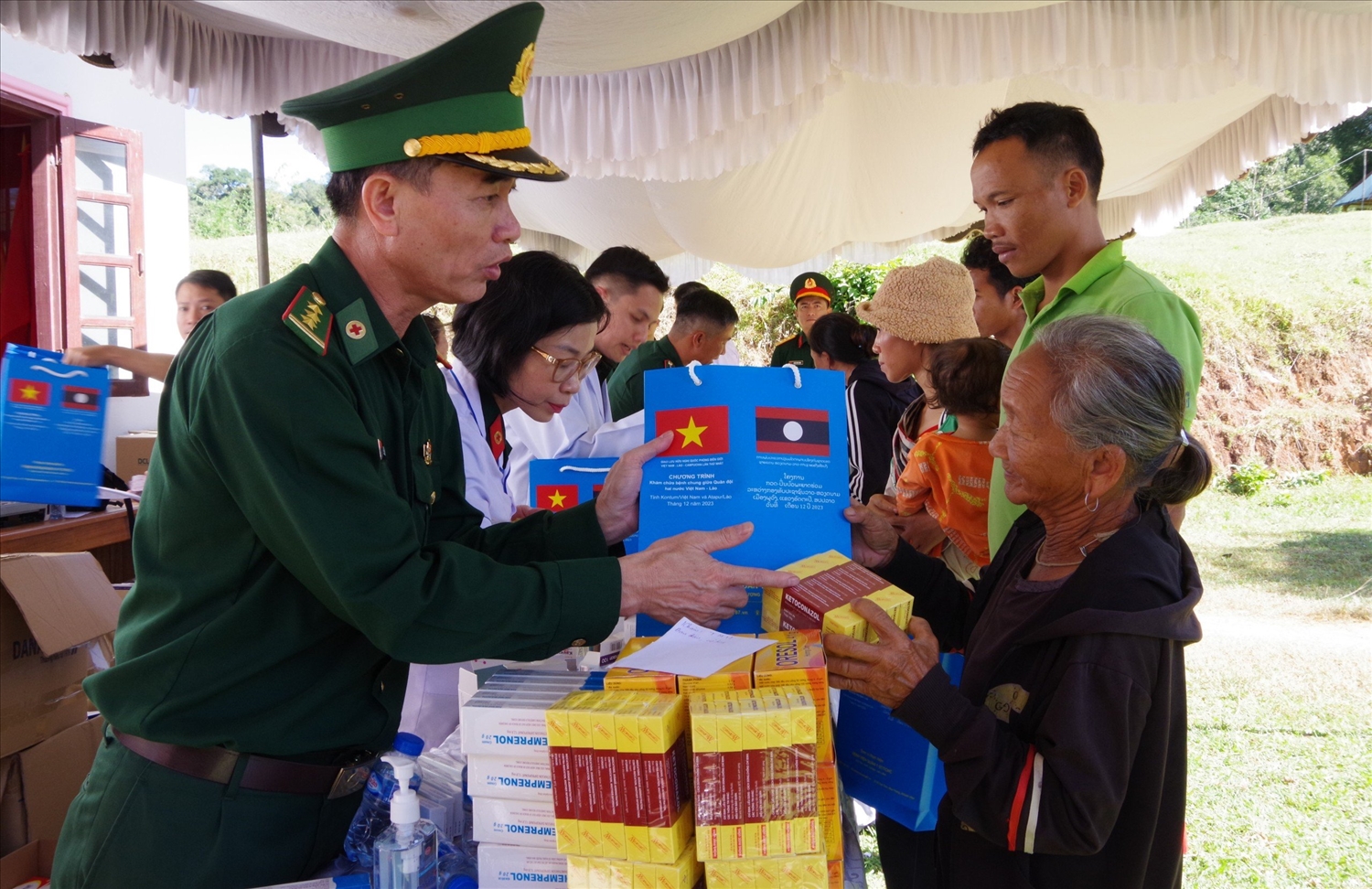 Khám chữa bệnh, cấp phát thuốc miễn phí cho người dân trên địa bàn huyện Phu Vông và huyện Xản Xây, tỉnh Attapư