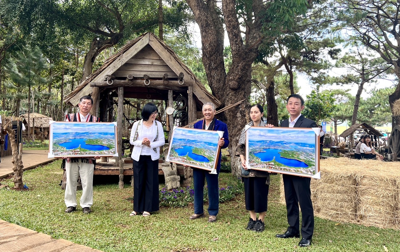 UBND tỉnh Gia Lai tặng quà các cá nhân, đơn vị đã góp phần tạo nên không gian văn hóa Tây Nguyên đặc sắc giữa lòng Phố núi Pleiku