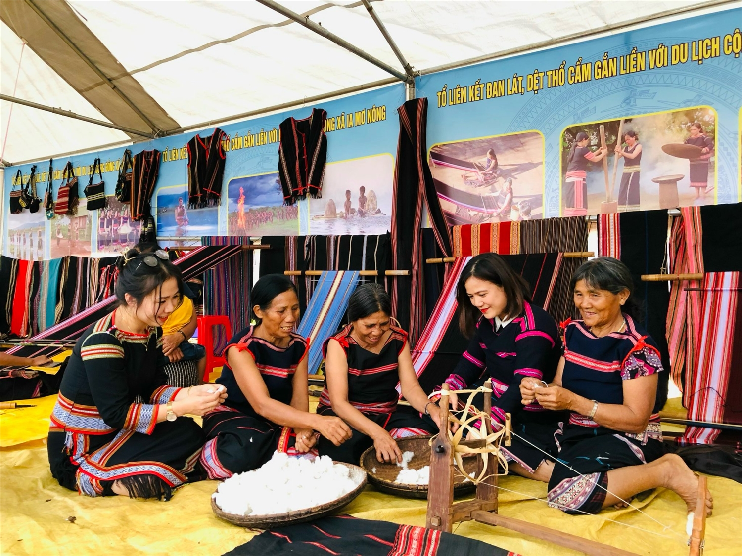 Người dân và du khách được trải nghiệm quy trình đan sợi, dệt thổ cẩm truyền thống của người Gia Rai