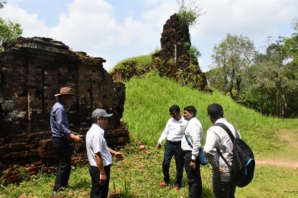 (BCĐ - Tin- Thông tin đối ngoại) Chuyên gia Ấn Độ khảo sát các di tích Chăm ở Quảng Nam