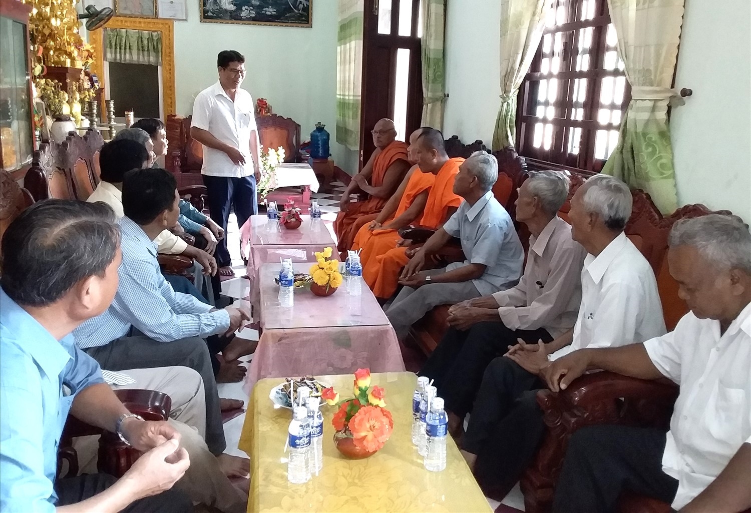 Ông Kiên Ninh, Trưởng Ban Dân tộc tỉnh Trà Vinh thăm hỏi, tặng quà Người có uy tín tại huyện Càng Long