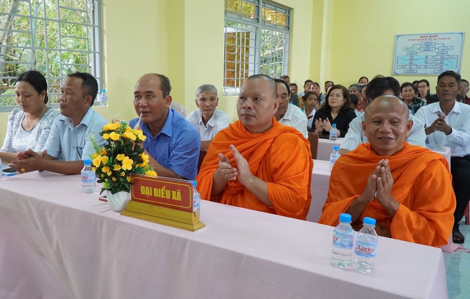 Thượng tọa Thạch Thưa (ngoài cùng bên phải) tham dự Ngày hội Đại đoàn kết toàn dân tộc năm 2023 ở ấp Cầu Tre, xã Phú Cần, huyện Tiểu Cần.
