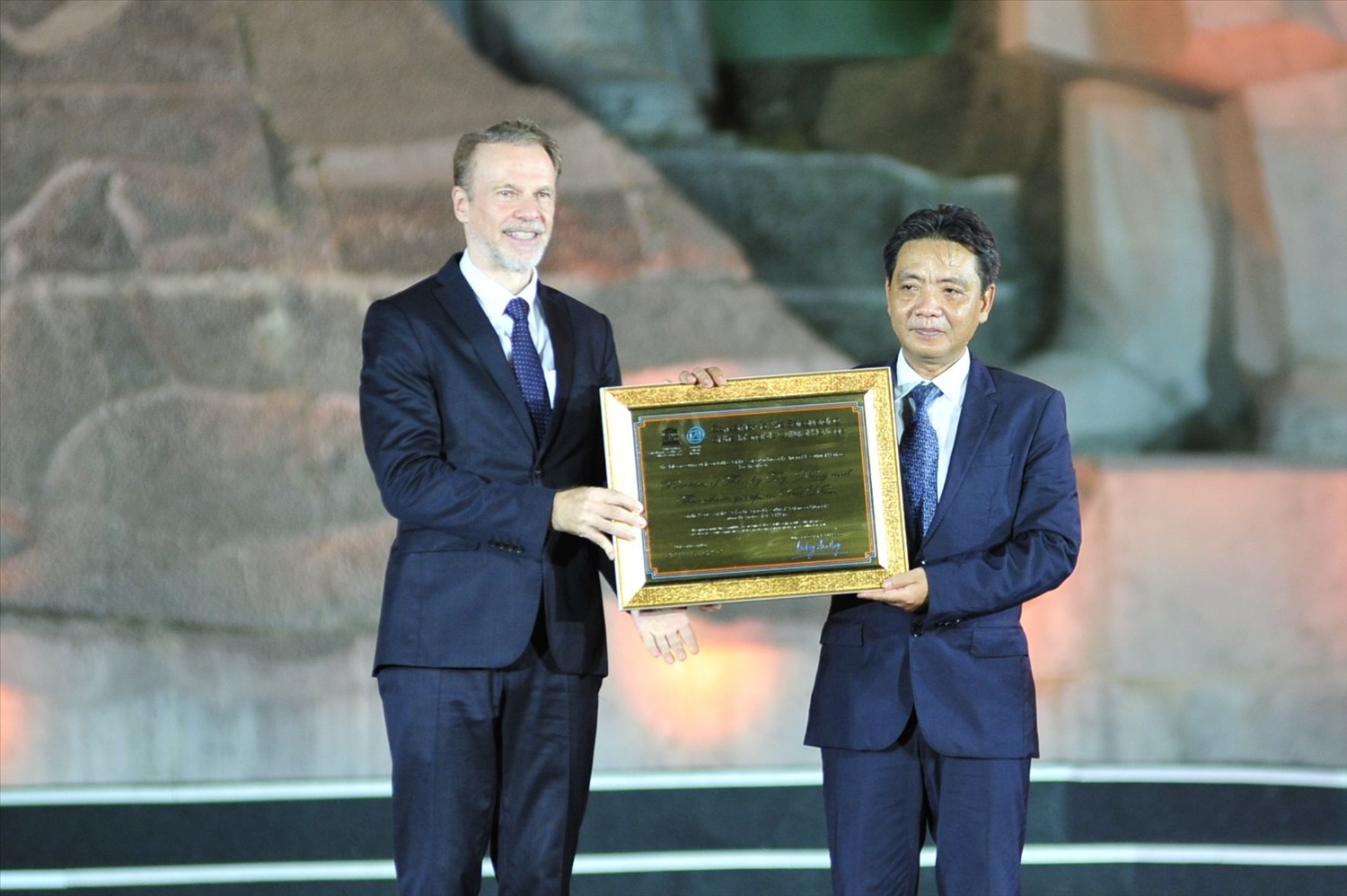 Ông Christian Manhart, Trưởng đại diện Văn phòng UNESCO tại Việt Nam trao Bằng của UNESCO ghi danh “Thực hành Then của người Tày, Nùng, Thái ở Việt Nam” vào danh sách Di sản Văn hóa phi vật thể đại diện của nhân loại cho Thứ trưởng Bộ Văn hóa, Thể thao và Du lịch Hoàng Đạo Cương