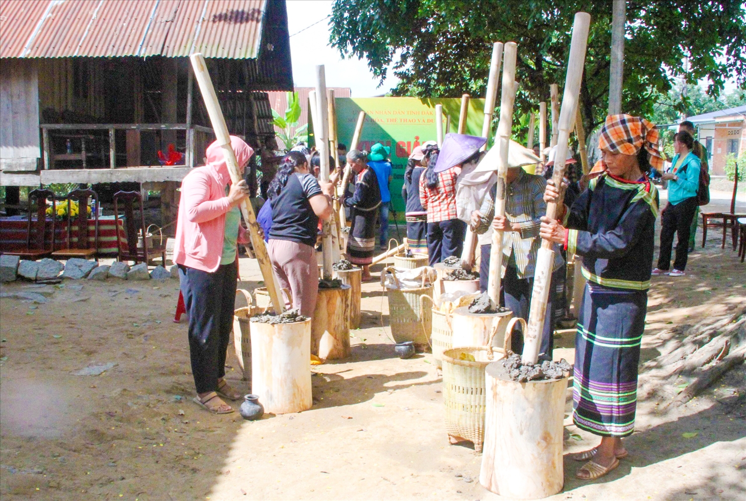 Truyền dạy và thực hành nghề làm gốm thủ công của dân tộc Mnông huyện Lắk