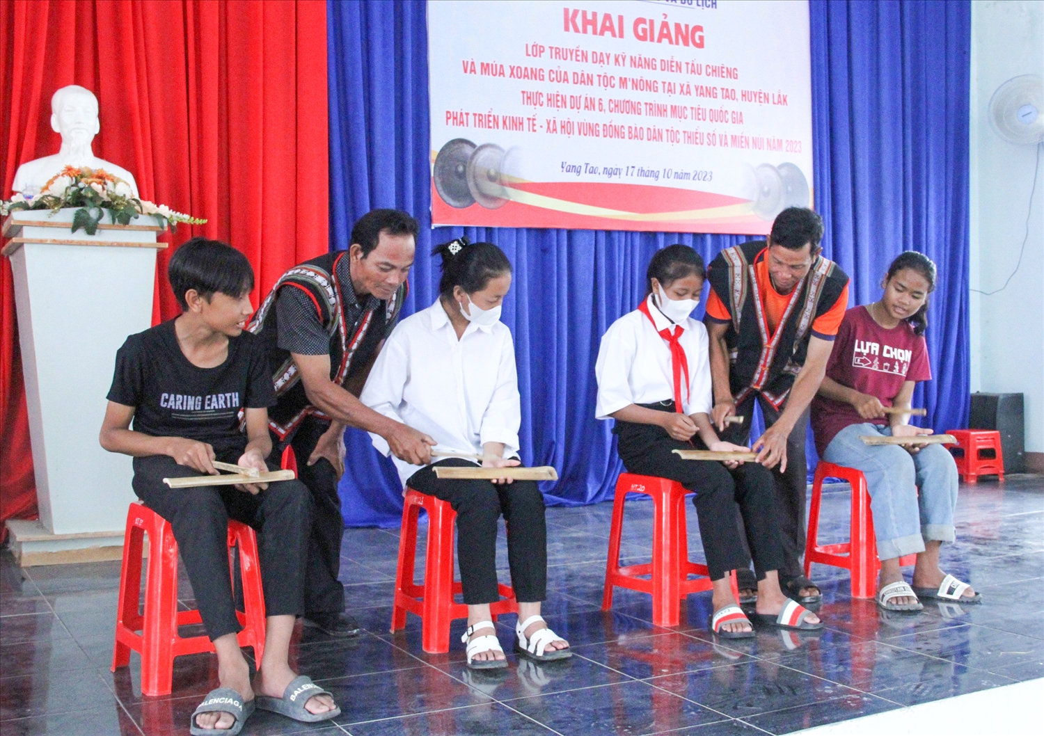 Truyền dạy đánh chiêng cho học sinh dân tộc Mnông Truyền dạy đánh chiêng cho học sinh dân tộc Mnông