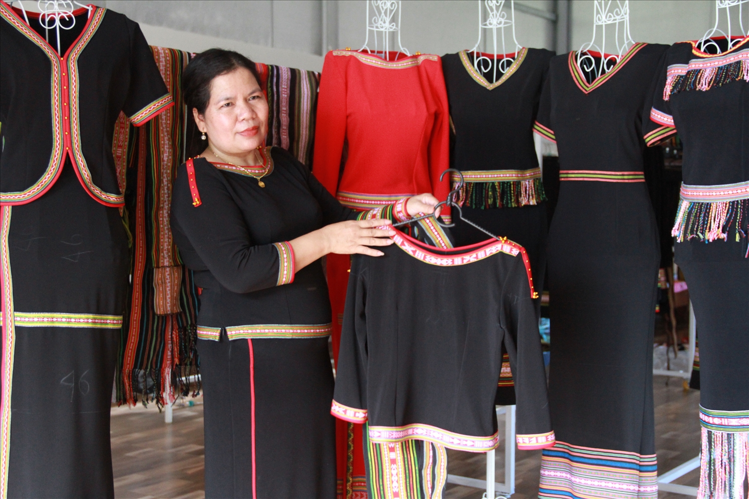 Chị H’Ler Êban giới thiệu sản phẩm thời trang thổ cẩm cách tân của nhà may Amí Sia