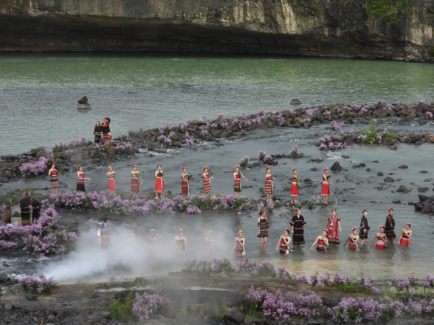 Chương trình thời trang nghệ thuật thổ cẩm các dân tộc Đắk Lắk diễn ra tại thác Dray Nur
