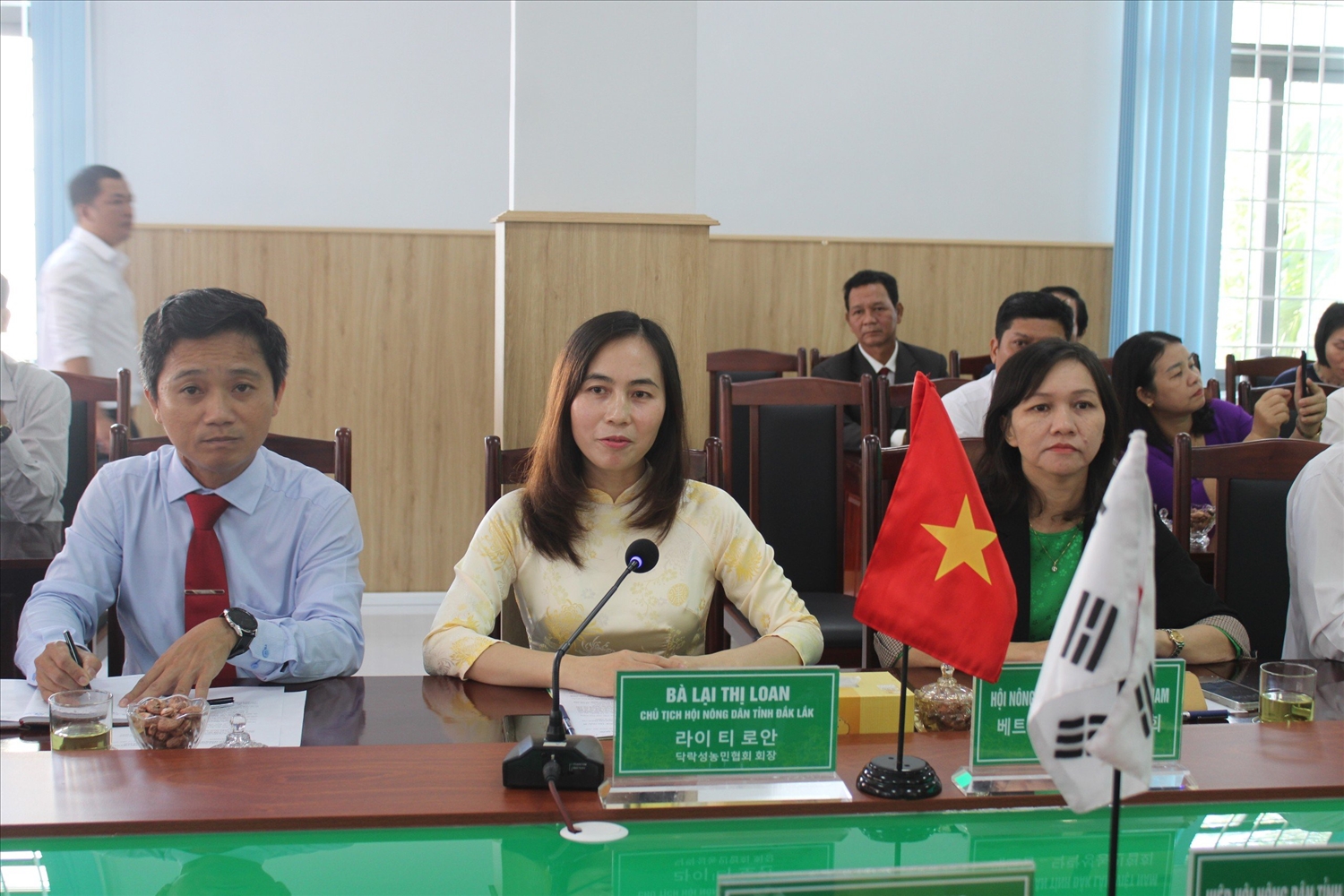 Chủ tịch Hội Nông dân tỉnh Đắk Lắk Lại Thị Loan (ở giữa) trao đổi tại tọa đàm