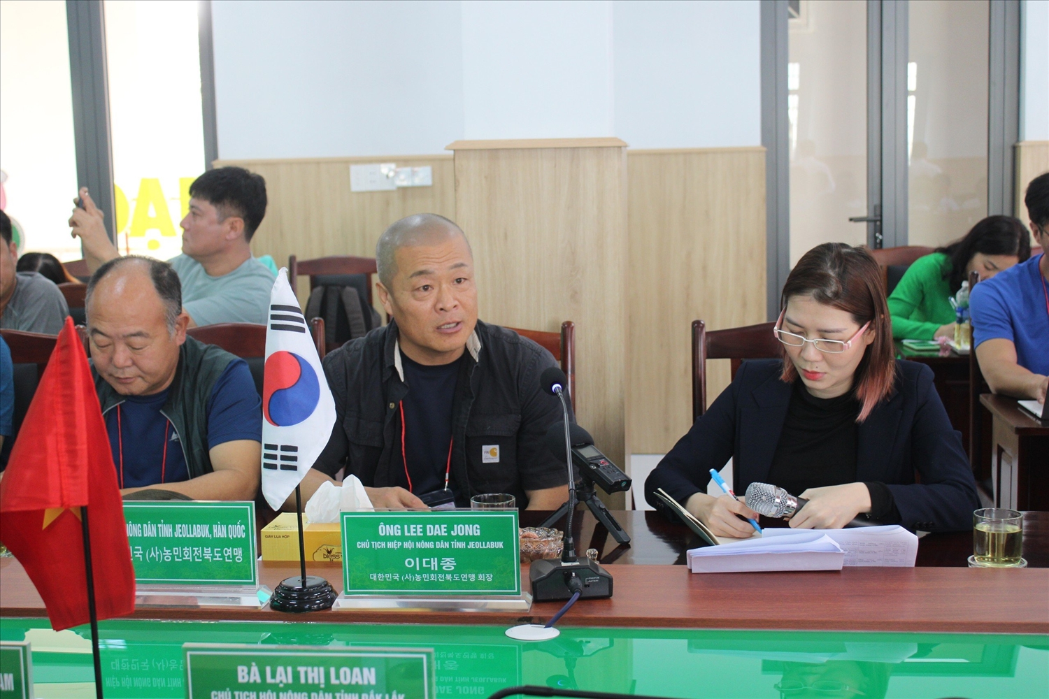 Chủ tịch Hiệp hội Nông dân tỉnh Jeollabuk (ở giữa) Lee Dae Jongtrao đổi tại hội đàm