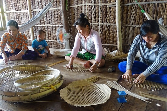 Nghề đan lát là một trong những làng nghề truyền thống cần được bảo tồn và phát huy tại huyện U Minh. (Ảnh: Báo CM Online).