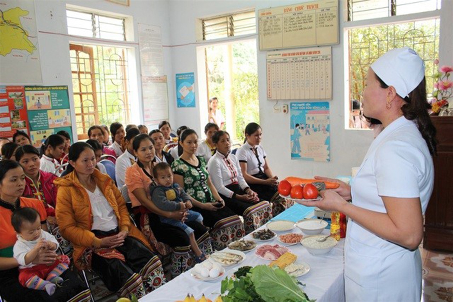 Cán bộ y tế tư vấn dinh dưỡng cho bà mẹ nuôi con nhỏ tại xã Châu Thắng, huyện Quỳ Châu