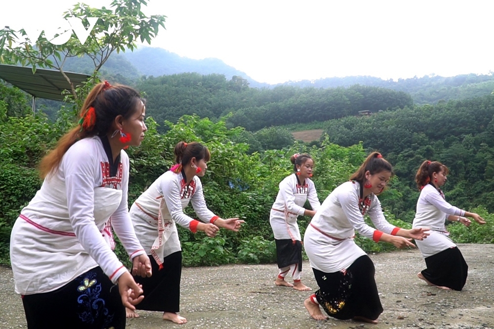 Các cô gái người Mảng thể hiện điệu múa truyền thống