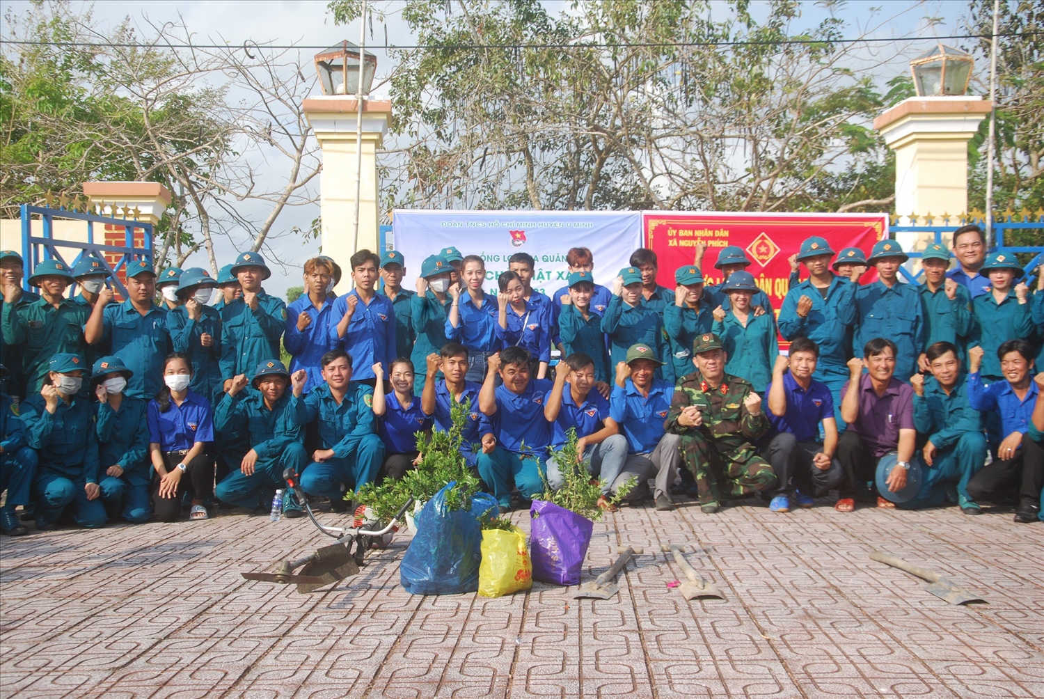 Lực lượng dân quân huyện U Minh phát hoang bụi rậm, thu gom rác thải, vá lộ giao thông nông thôn bị xuống cấp. (Ảnh UBND huyện U Minh). 