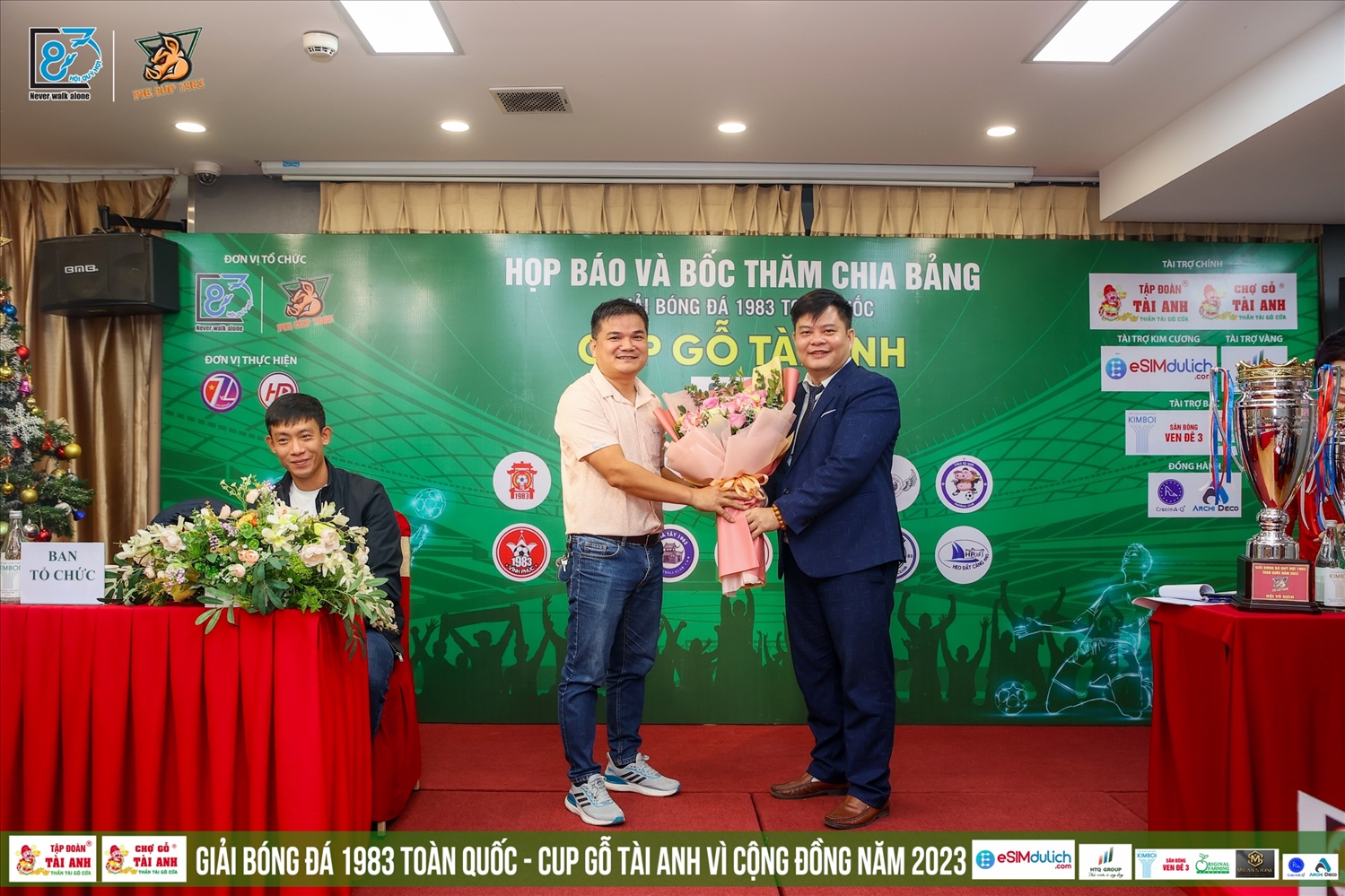Ông Hà Tuấn Anh - Chủ tịch HĐQT Tập đoàn Tài Anh nhận hoa của BTC dành cho đơn vị tài trợ chính của giải