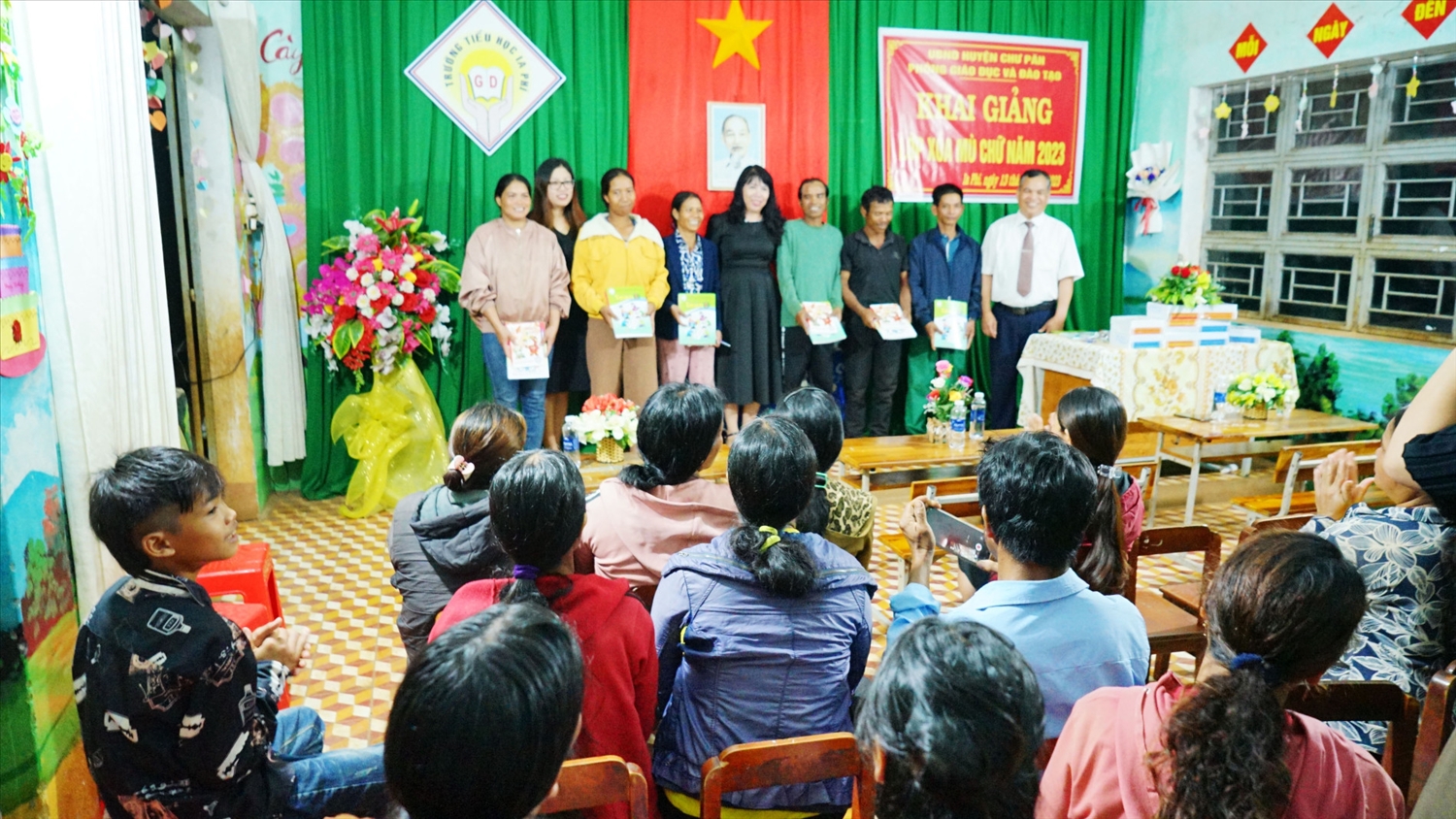 Phòng Giáo dục và Đào tạo huyện Chư Păh phối hợp khai giảng lớp học xóa mù chữ tại xã Ia Phí với 80 học viên tham dự. 