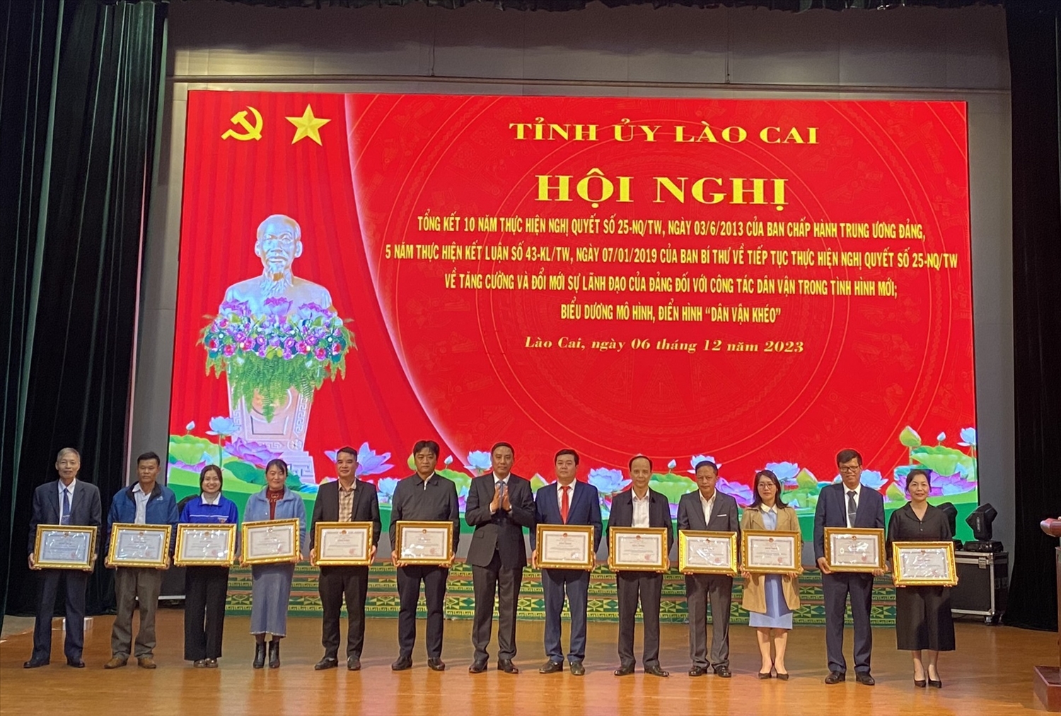 Tặng Bằng khen của Chủ tịch UBND tỉnh Lào Cai cho các tập thể, cá nhân có thành tích xuất sắc trong công tác dân vậnc 