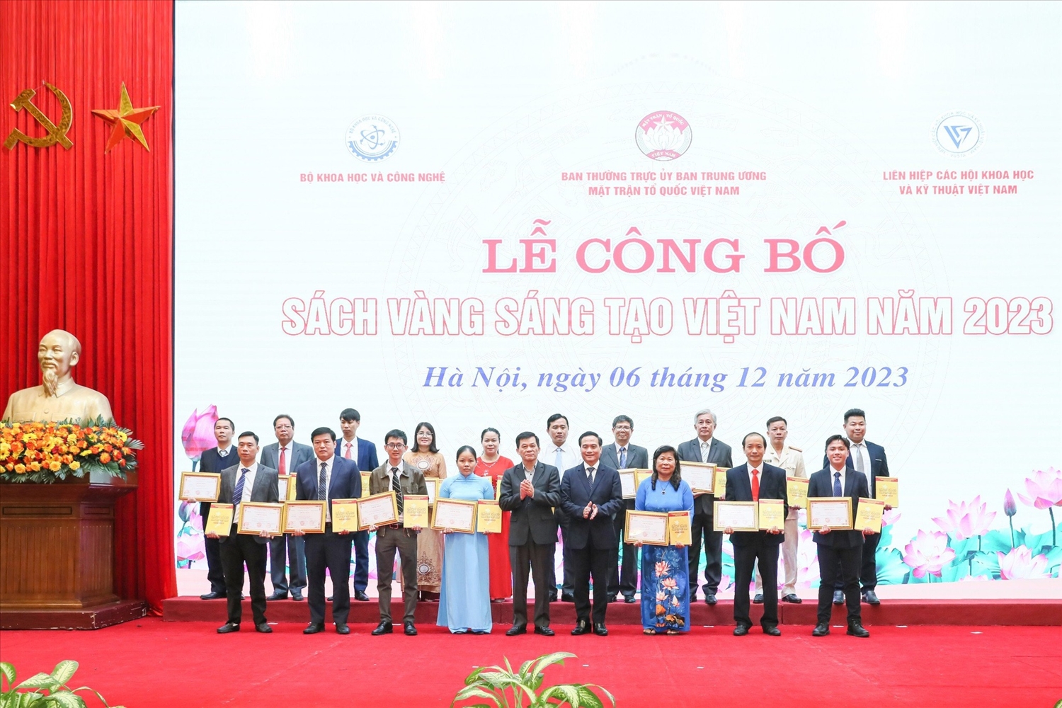 Lãnh đạo Ủy ban Dân tộc và Liên hiệp các Hội Khoa học Kỹ thuật Việt Nam trao Chứng nhận và Sách vàng Sáng tạo Việt Nam năm 2023 cho các tác giả