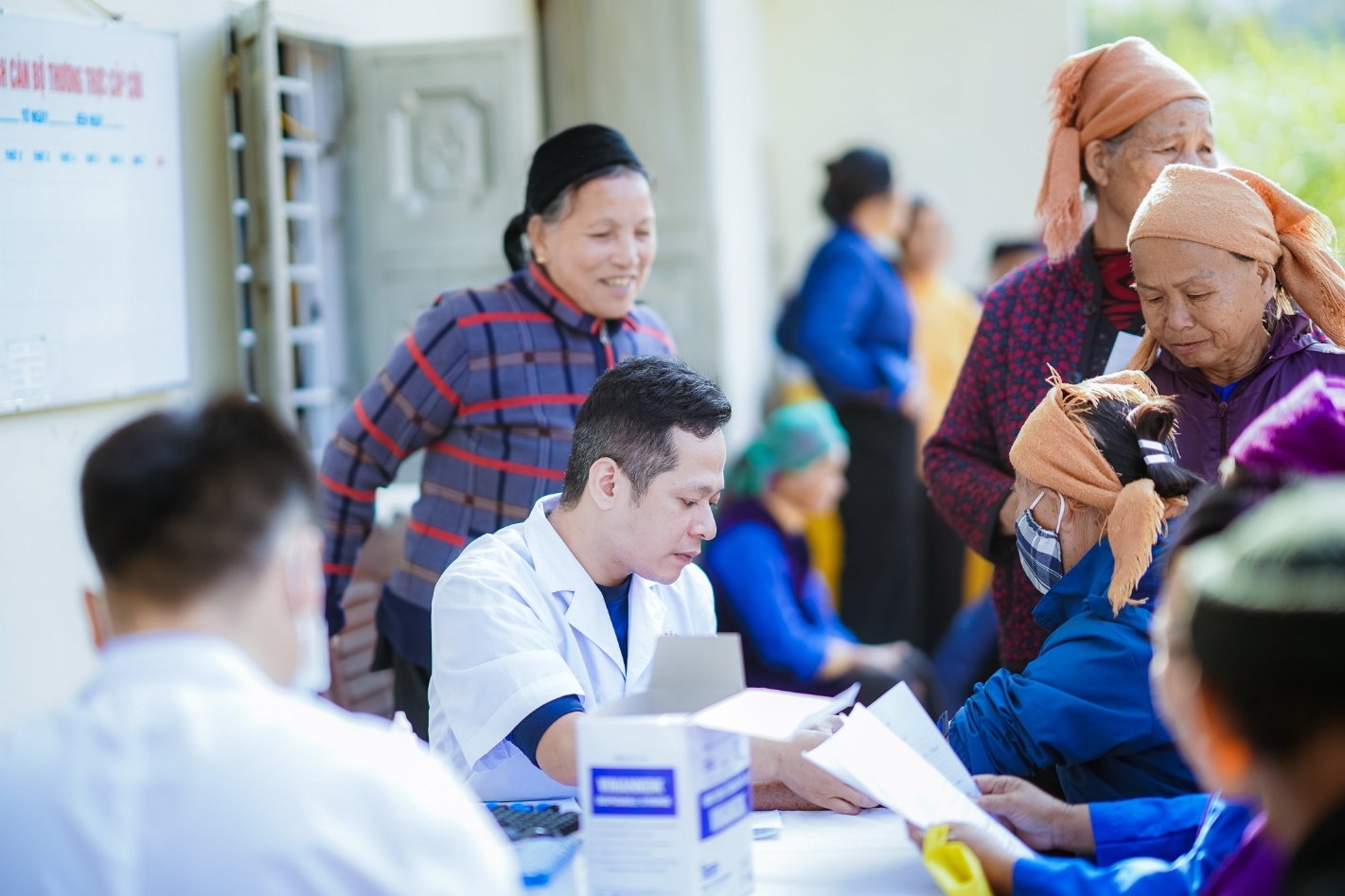 Nhân viên Trung tâm y tế huyện Văn Lãng khám bệnh cho người cao tuổi (Ảnh Lương Khoa)