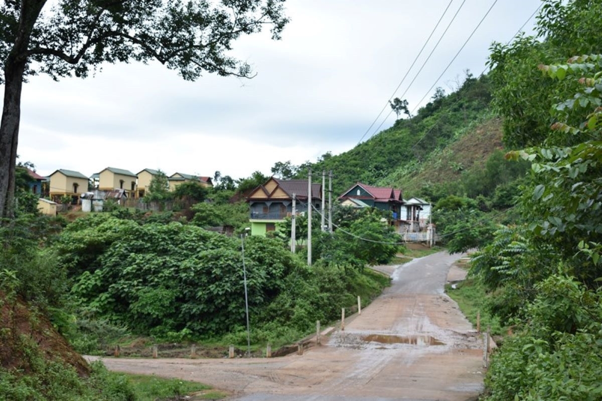 Con đường bê tông sử dụng dụng nguồn vốn Chương trình MTQG 1719 hoàn thành đưa vào sử dụng, khiến cho việc đi lại của bản Ka Tăng, thị trấn Lao Bảo, huyện Hướng Hóa dễ dàng hơn 