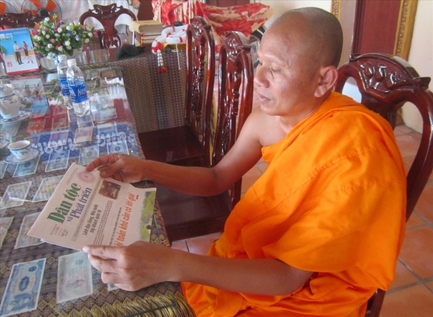 Thượng tọa Thạch Thưa thường xuyên xem Báo Dân tộc & Phát triển để tiếp nhận thông tin phục vụ việc tuyên truyền, vận động bà con Phật tử. 