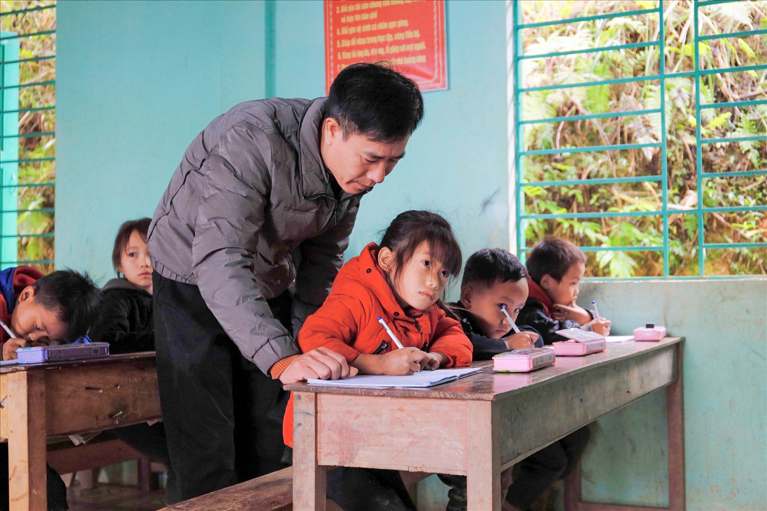 Thầy giáo Trần Văn Hùng chủ nhiệm lớp ghép 1, 2 của điểm trường tiểu học Khuôn Vình