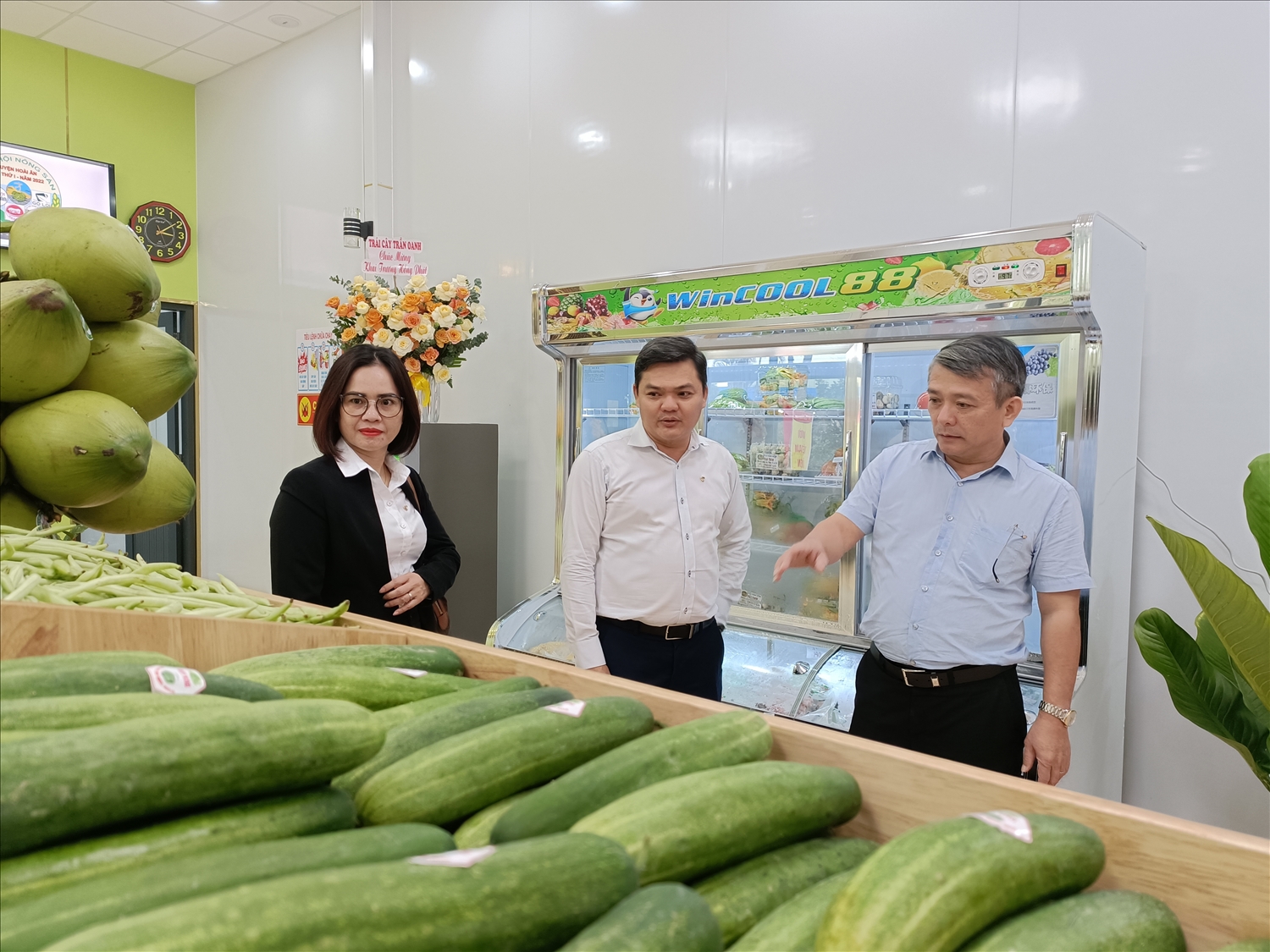 Ông Nguyễn Hữu Khúc (ngoài cùng, bên phải), Chủ tịch UBND huyện Hoài Ân giới thiệu về Trung tâm trưng bày, giới thiệu sản phẩm nông nghiệp chủ lực
