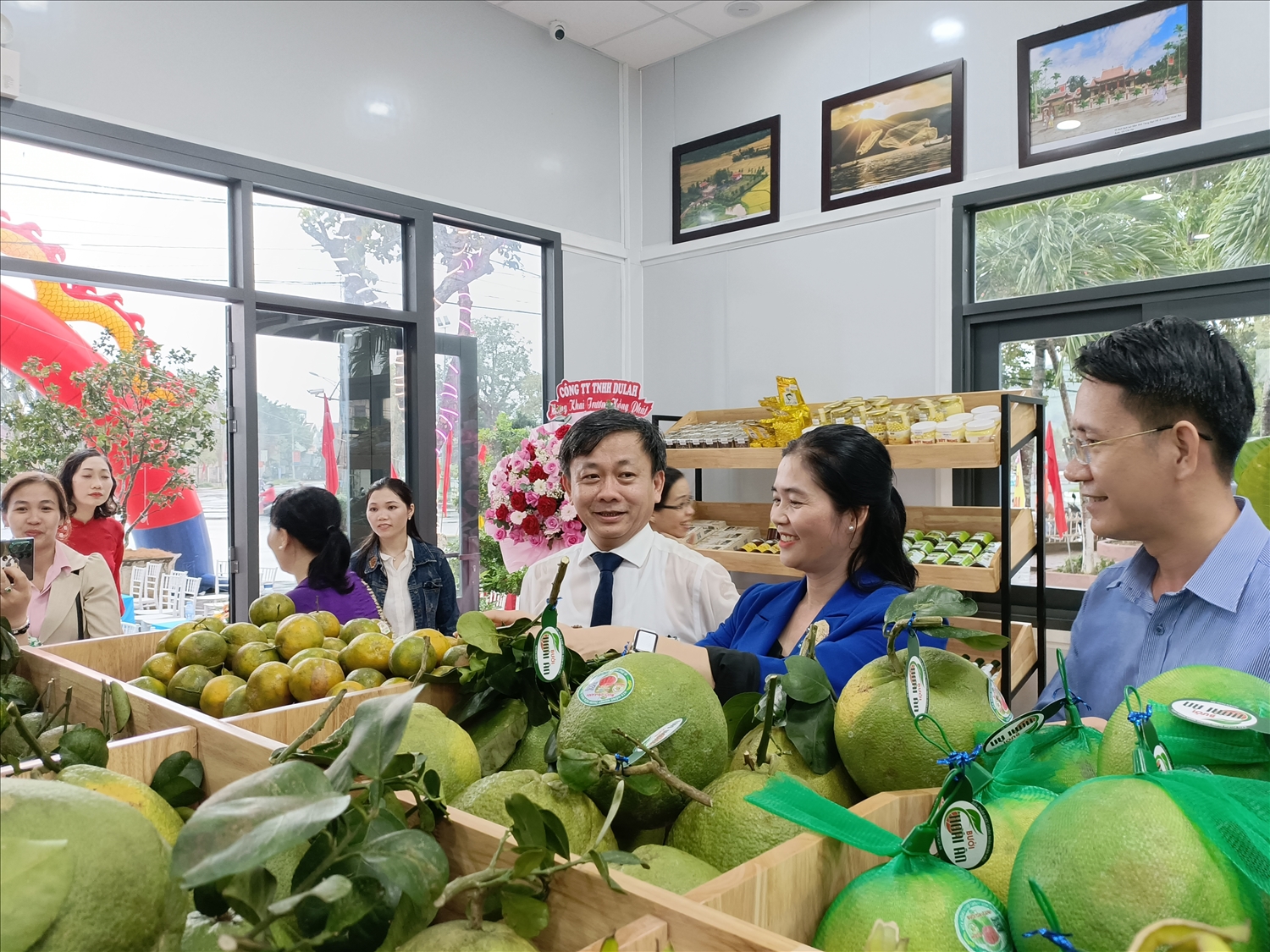 Ông Nguyễn Xuân Phong (áo trắng), Phó Chủ tịch UBND huyện Hoài Ân giới thiệu với du khách về những sản phẩm nông nghiệp chủ lực của huyện