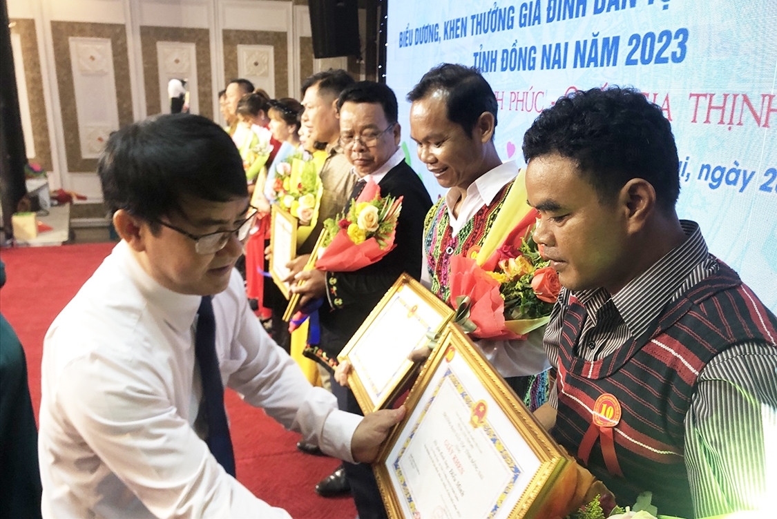 Ông Nguyễn Văn Khang (bìa trái) trao tặng Giấy khen cho các gia đình DTTS tiêu biểu tại Hội nghị biểu dương năm 2023.