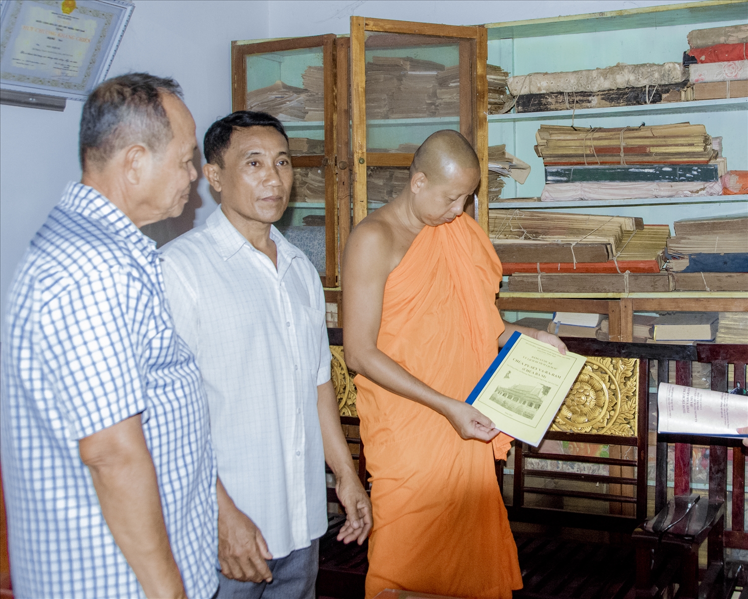Sau khi Thường trực Hội ĐKSSYN huyện Càng Long ( Trà Vinh) thống nhất nội dung tuyên truyền , đưa dịch sang chữ Khmer và in ra để phát cho đại biểu