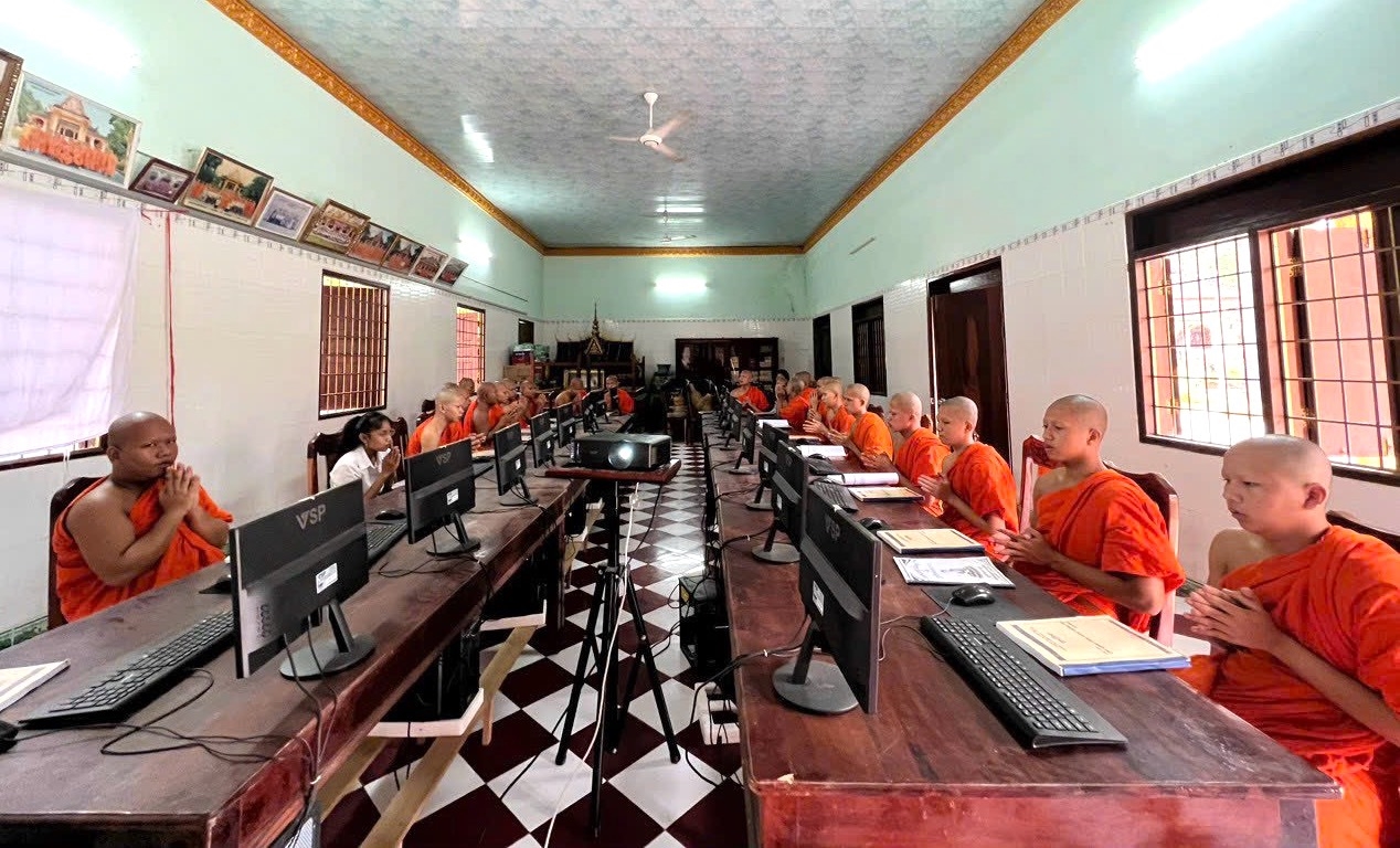 Lớp học tiếng Khmer được mở thường xuyên tại các chùa dạy cho các tăng sinh và đồng bào Khmer tham gia học