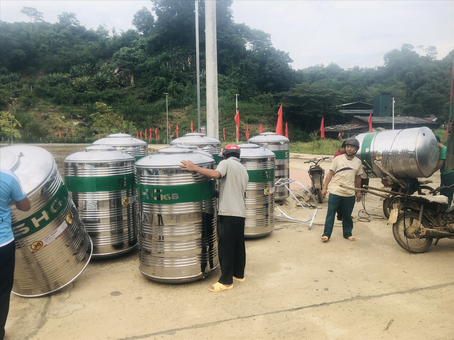Các hộ dân xã Nong Lay nhận bồn chứa nước phục vụ cuộc sống sinh hoạt