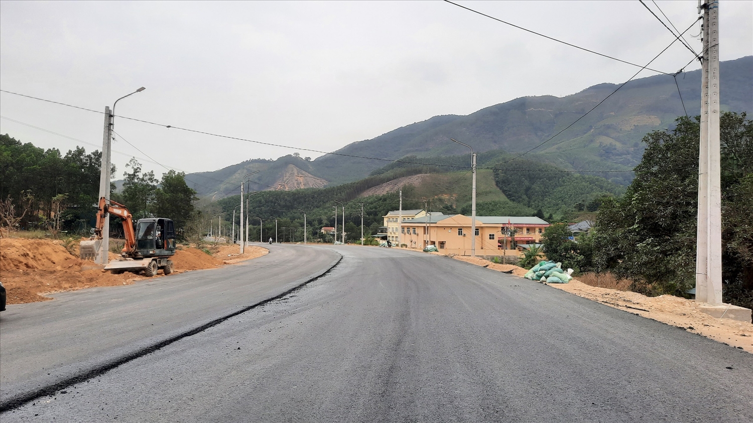 Tuyến đường đi qua địa bàn 2 thôn của xã Đồng Lâm với chiều dài khoảng gần 9km sắp hoàn thiện 