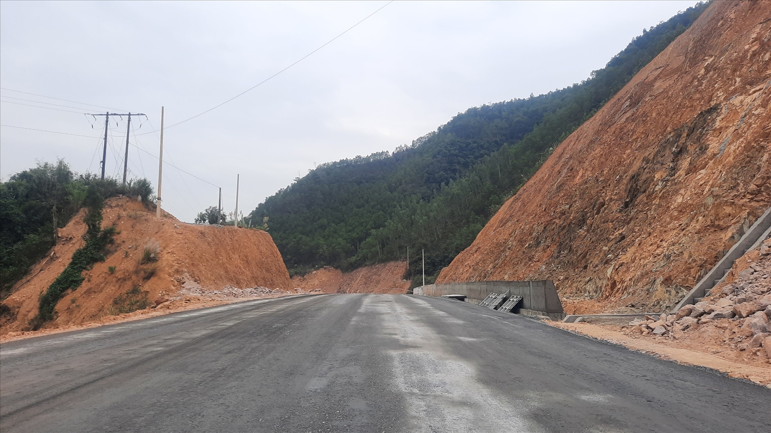 Đoạn từ nút giao cầu vượt cao tốc Hạ Long - Vân Đồn đến thôn Đông Trà, xã Đồng Lâm dự kiến hoàn thành trước ngày 15/12/2023