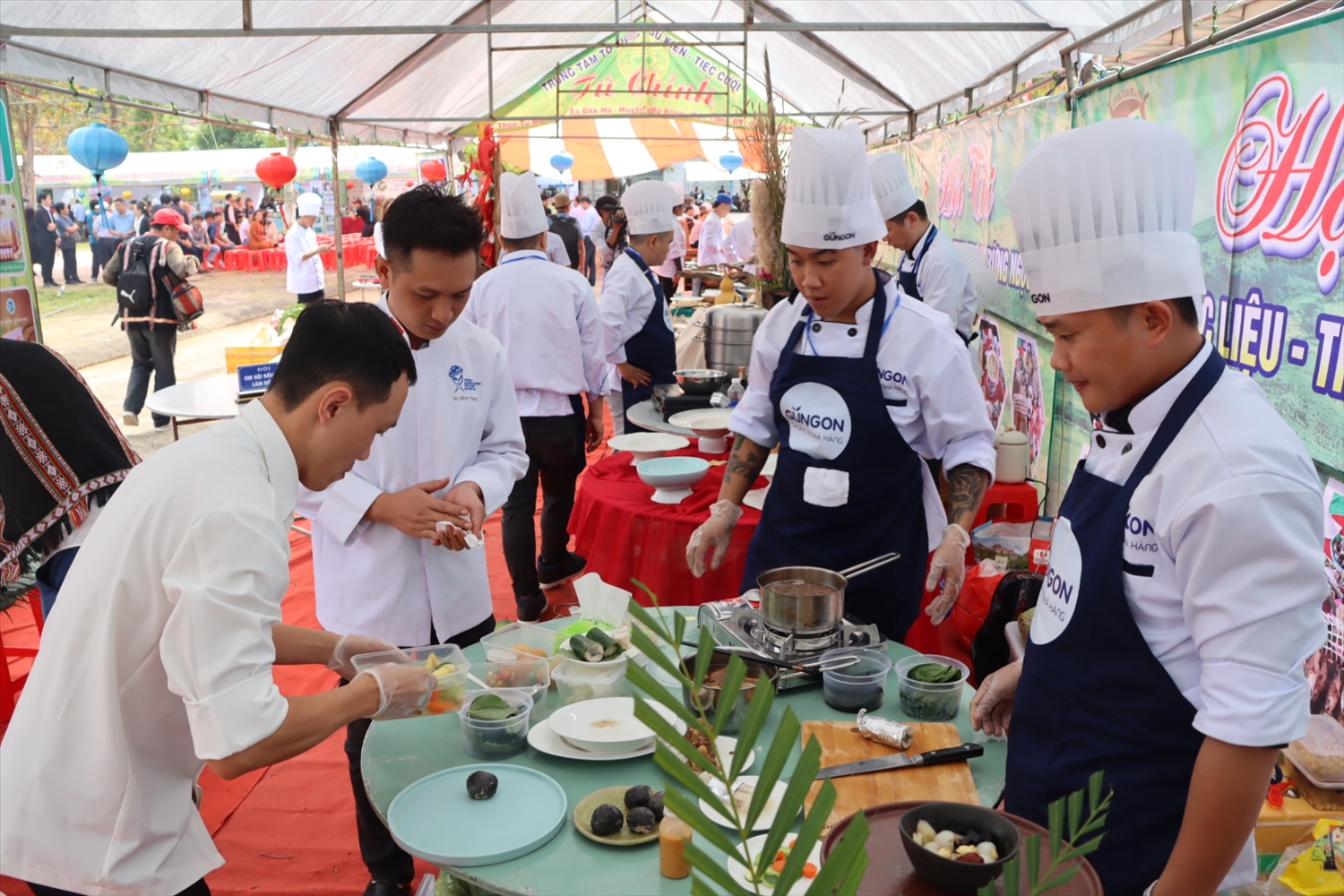 Các đội tham gia Hội thi chế biến những món ăn từ dược liệu ở vùng đất Tu Mơ Rông