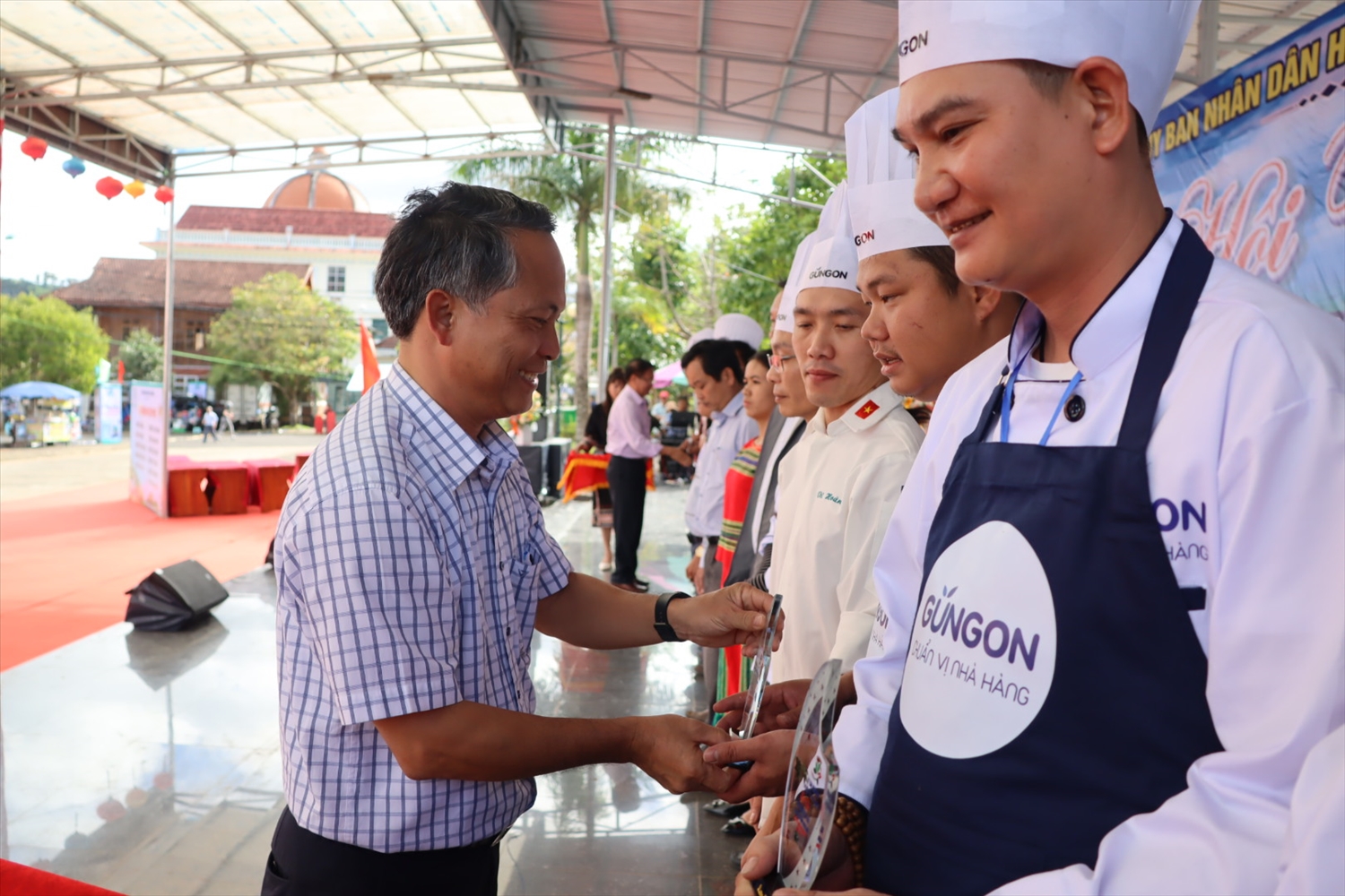 Ông Võ Trung Mạnh, Chủ tịch UBND huyện Tu Mơ Rông tặng quà lưu niệm cho các đội tham gia Hội thi
