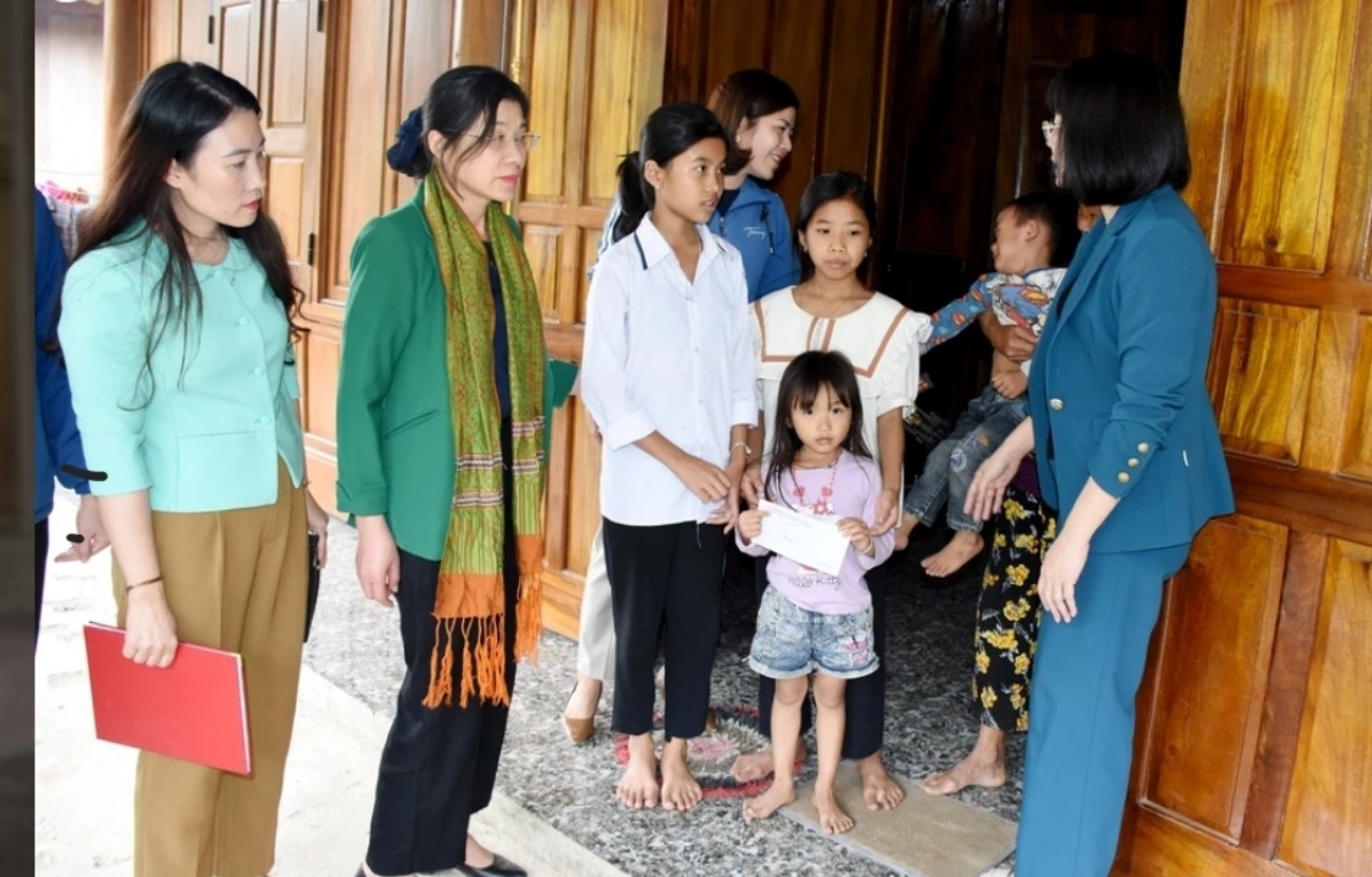 Đoàn công tác Ban Dân tộc, Hội đồng nhân dân tỉnh Nghệ An tặng quà cho trẻ em mồ côi ở xã Tà Cạ huyện Kỳ Sơn trong chuyến khảo sát mới đây
