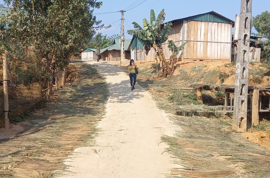 Đường vào bản Pha Bu, xã Pa Ủ đã được trải bê tông cho bà con đi lại thuận tiện
