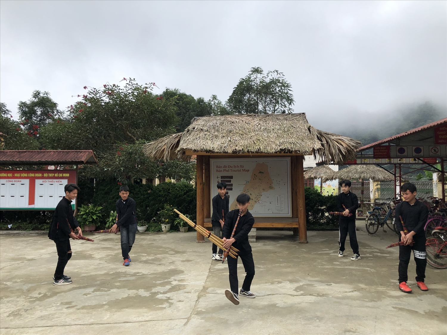 Đảng viên trẻ Vù Seo Dế tham gia dạy múa khèn cho các em học sinh 