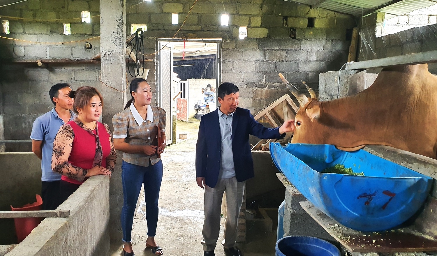 Người có uy tín Mua Thị Và cùng lãnh đạo xã Thượng Phùng (huyện Mèo Vạc, Hà Giang) thăm mô hình phát triển kinh tế của người dân thôn Mỏ Phàng.