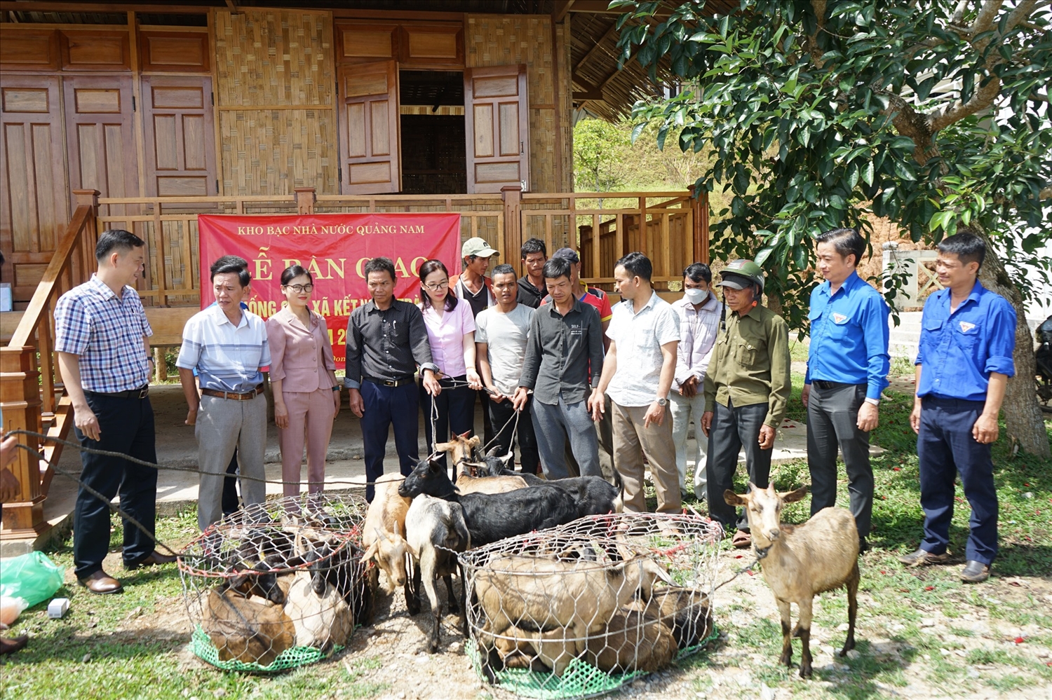 Các cấp chính quyền huyện Nam Trà My thường xuyên quan tâm, hỗ trợ để người dân địa phương thoát nghèo