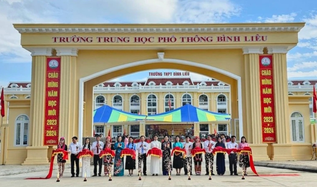 Các đại biểu cắt băng khánh thành và đưa Trường Trung học phổ thông Bình Liêu, Quảng Ninh vào sử dụng trong năm học 2023-2024.