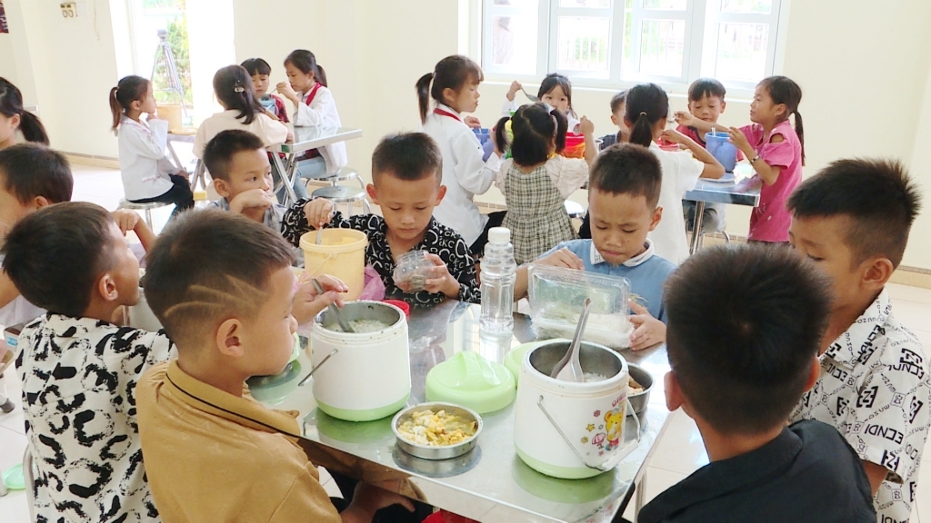 Bữa ăn bán trú của học sinh trường PTDT bán trú TH&THCS Hà Lâu (huyện Tiên Yên)