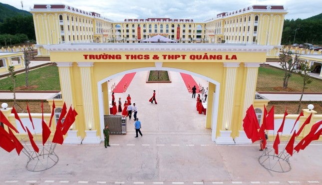 Trường THCS và THPT Quảng La được xây mới khang trang, bề thế với tổng mức đầu tư là 197,5 tỷ đồng 