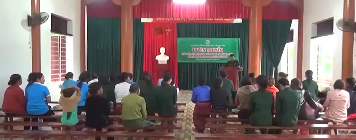 Một buổi tuyên truyền cho đồng bào dân tộc Chứt, bản Rào Tre, xã Hương Liên, huyện Hương Khê, tỉnh Hà Tĩnh. 