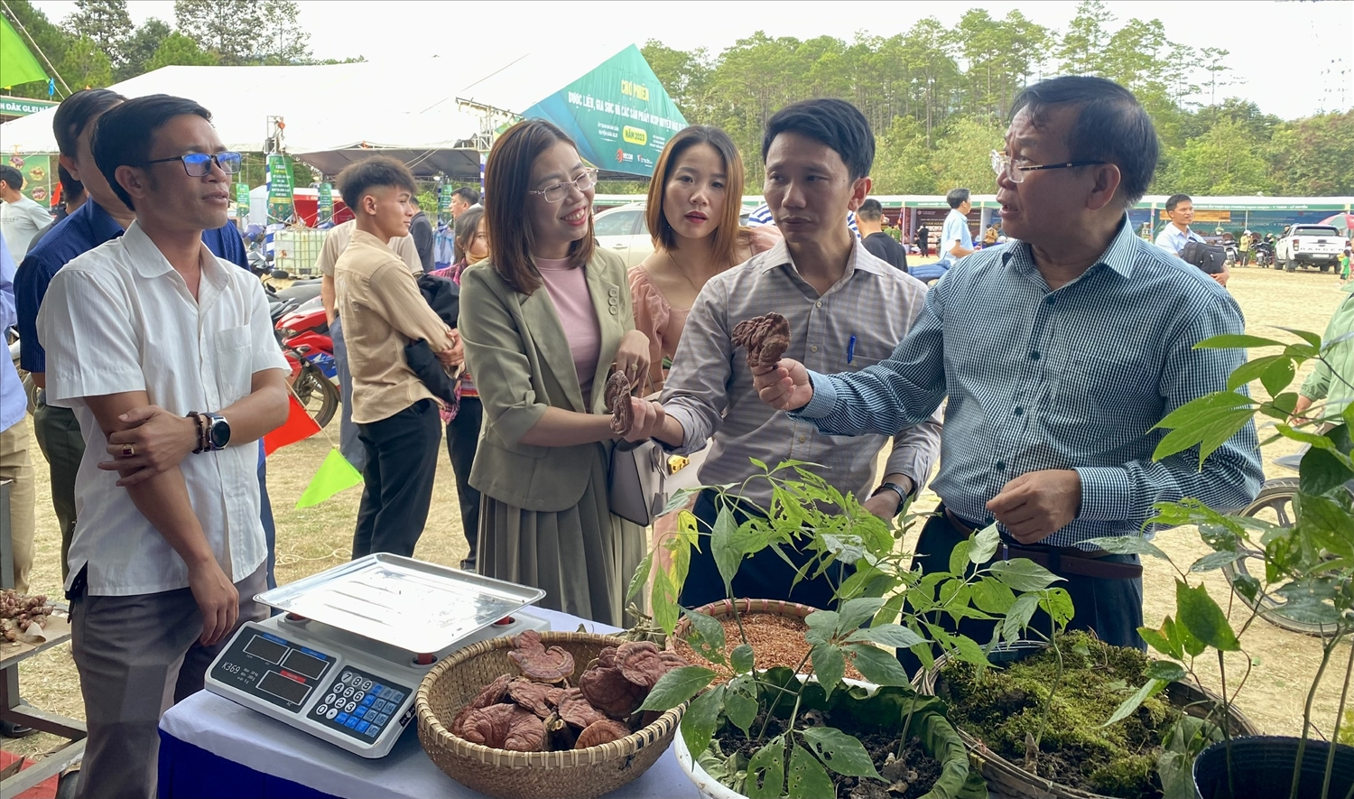Lãnh đạo tỉnh Kon Tum thăm quan các gian hàng tại Chợ phiên