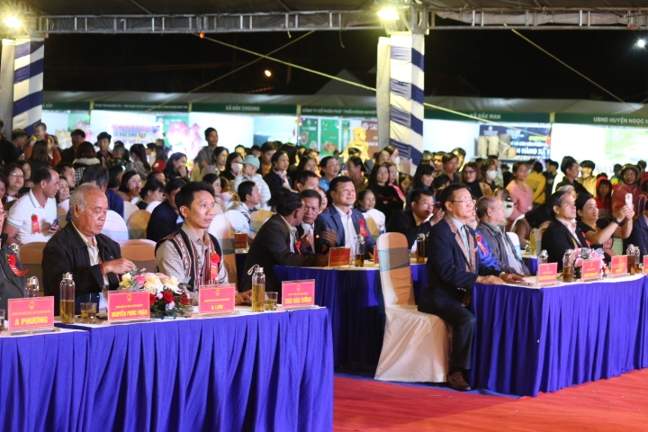 Các đại biểu tham dự khai mạc Chợ phiên dược liệu, gia súc và các sản phẩm OCOP huyện Đăk Glei năm 2023