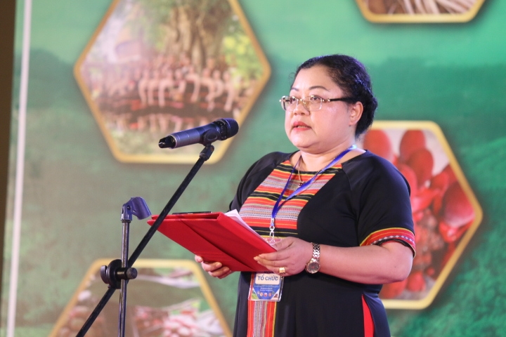 Bà Y Thanh, Chủ tịch UBND huyện Đăk Glei phát biểu khai mạc Chợ phiên dược liệu, gia súc và các sản phẩm OCOP huyện Đăk Glei năm 2023